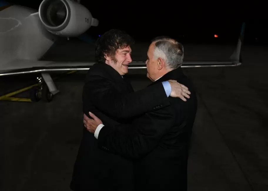 Otros tiempos: el abrazo del presidente Javier Milei y el gobernador Osvaldo Jaldo.