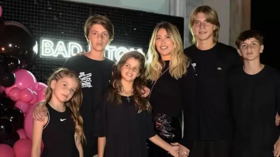 Adems de servir al show como solo ella sabe, Wanda Nara est en todos los detalles de sus hijos