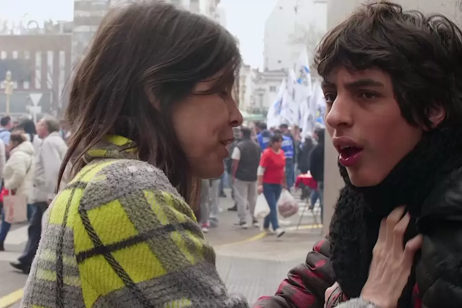 Valentina Bassi, actriz y madre de Lisandro, un joven de 17 años con autismo.