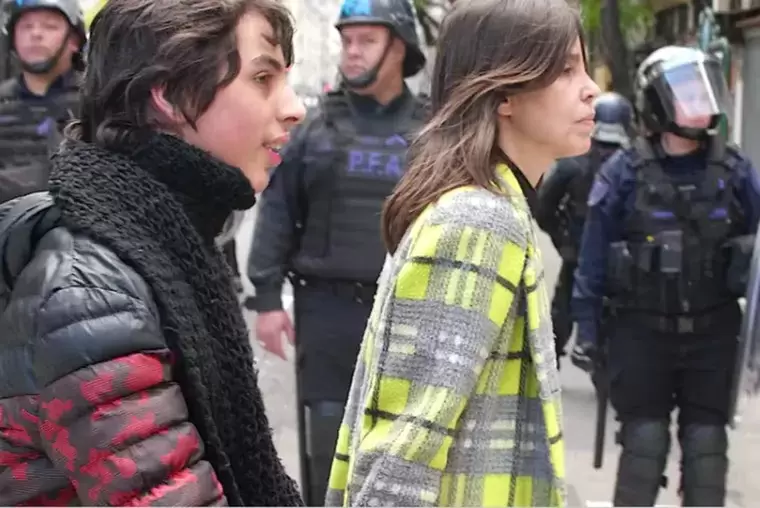La actriz y madre de un adolescente con autismo participó de la marcha frente al Congreso en defensa de la Ley de Emergencia en Discapacidad.