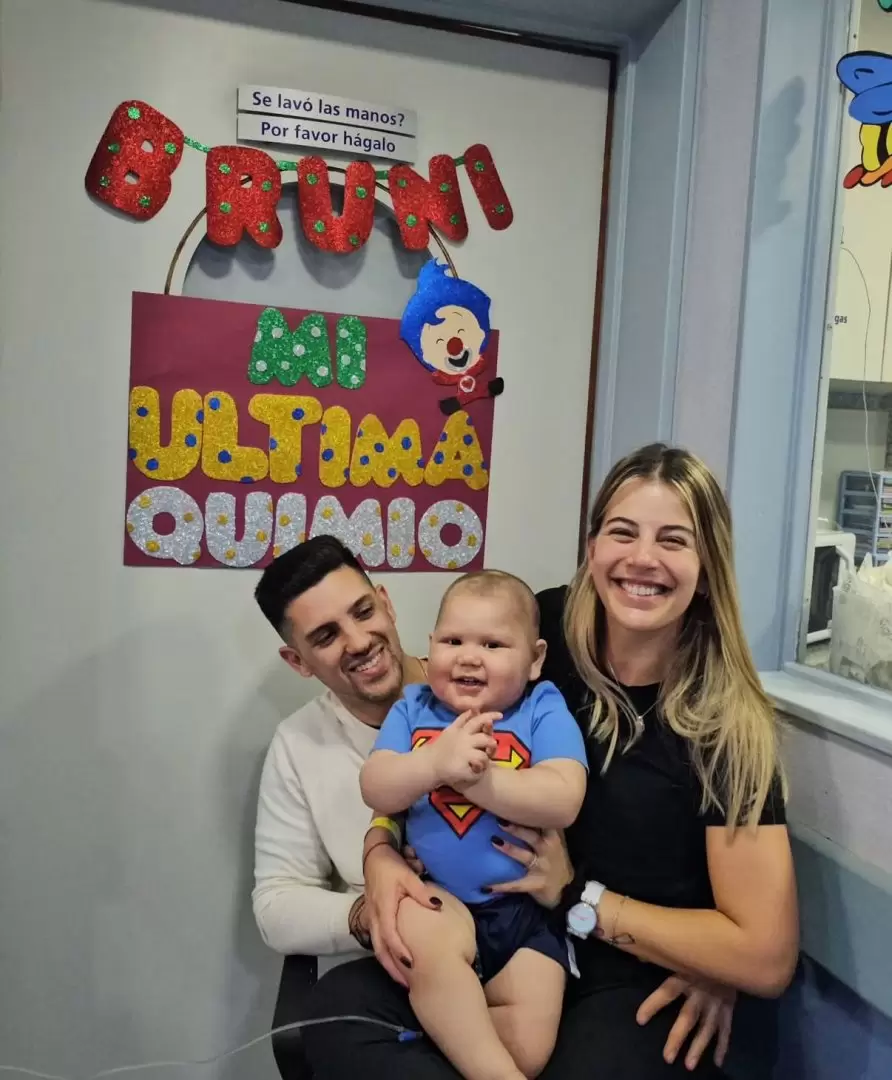 Bruno en su ltima quimioterapia junto a sus paps