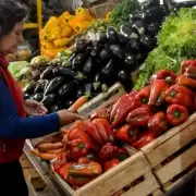 Comer, un lujo en la era Milei: las frutas y las verduras aumentaron un 20% en julio, pero el Gobierno estima una inflacin de menos del 2%