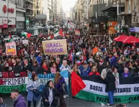 La marcha en Buenos Aires del cacerolazo global por Palestina del 9 de agosto de 2025.