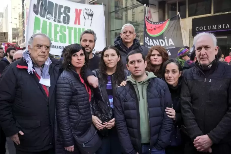 Eduardo Valds, Santiago Cafiero, Lorena Pokoik y Horacio Pietragalla, entre los referentes y militantes del peronismo que marcharon por Gaza.