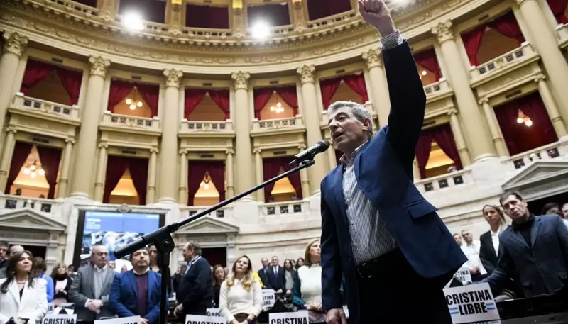 El diputado nacional Juan Carlos Giordano durante su jura en solidaridad con el pueblo palestino.