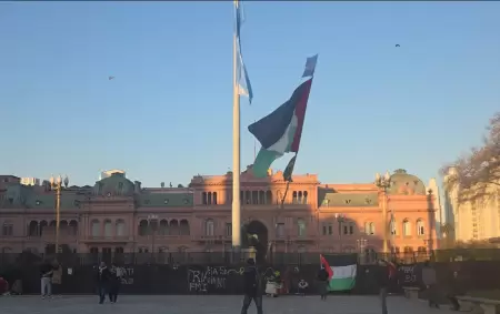 La bandera de Palestina ondea frente a la Casa Rosada, durante el cacerolazo global del 9 de agosto.
