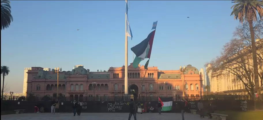 La bandera de Palestina ondea frente a la Casa Rosada, durante el cacerolazo global del 9 de agosto.