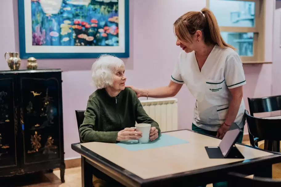 Hay que considerar una escucha activa, paciencia, empata y el respeto por la autonoma