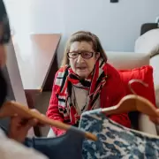 Asistentes gerontolgicos: el oficio que crece con la demanda de una Argentina que envejece