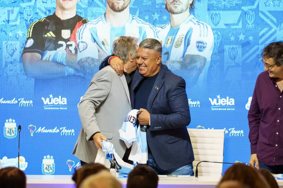 El abrazo entre Chiqui Tapia y Ubaldo Fillol, ex arquero campen del Mundo