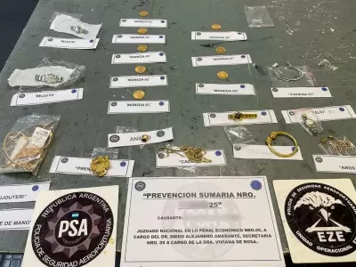 La mujer guard los elementos en su equipaje de mano y bodega.