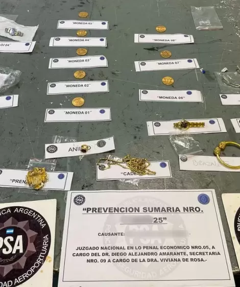 La mujer guard los elementos en su equipaje de mano y bodega.