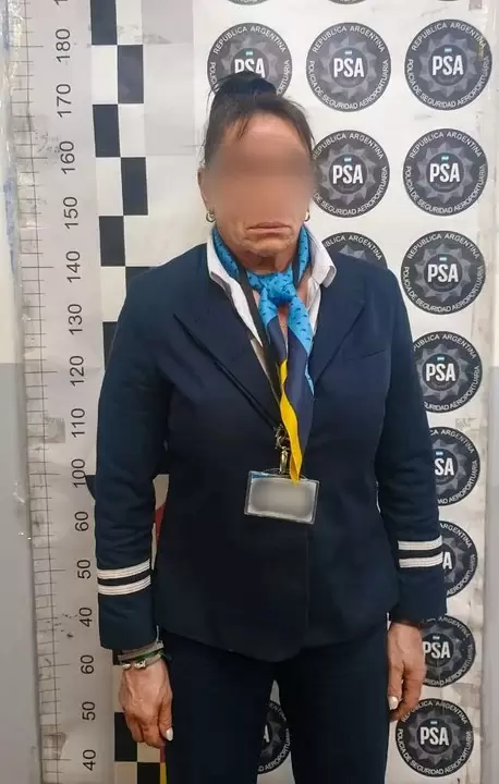 Una azafata de Aerolneas Argentinas fue detenida por contrabandear relojes, celulares y joyas