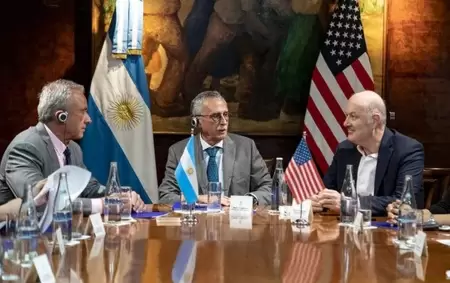 Los ministros Mario Lugones y Federico Sturzenegger