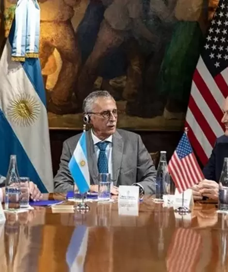 Los ministros Mario Lugones y Federico Sturzenegger