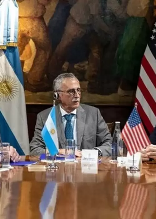 Los ministros Mario Lugones y Federico Sturzenegger