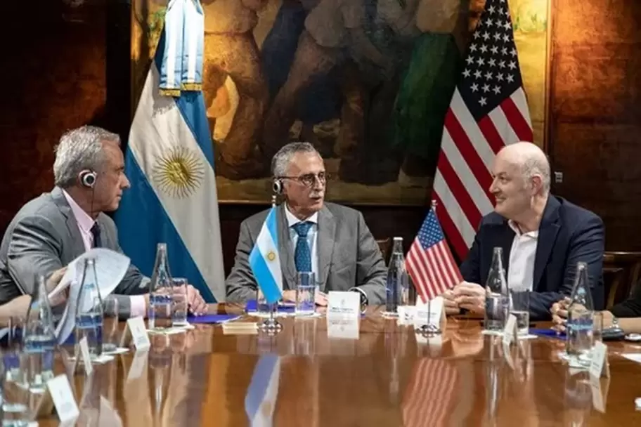 Los ministros Mario Lugones y Federico Sturzenegger