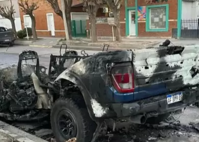 Incendiaron una camioneta que era de Marcos Rojo en pleno centro de Roca