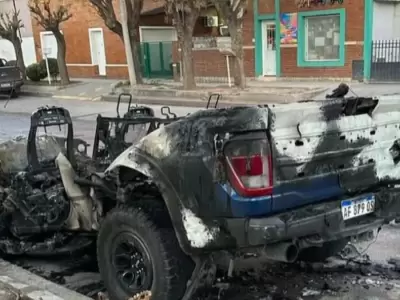 Incendiaron una camioneta que era de Marcos Rojo en pleno centro de Roca