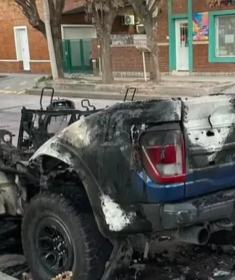 Incendiaron una camioneta que era de Marcos Rojo en pleno centro de Roca