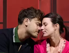 Gimena Accardi y Andrés Gil comparten escenario en la obra teatral "En otras palabras"