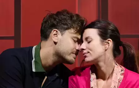 Gimena Accardi y Andrés Gil comparten escenario en la obra teatral "En otras palabras"