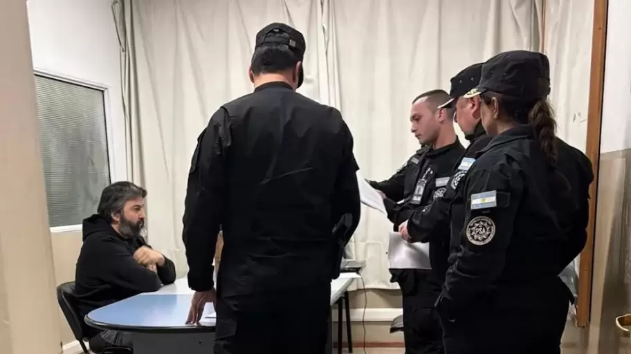 Ariel Garca Furfaro ante el operativo de la PSA que lo detuvo.