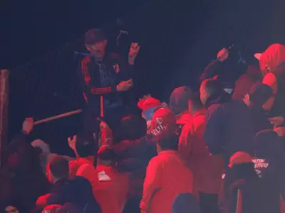 La barra del Rojo acorral a una decena de hinchas que quedaron en la tribuna visitante.