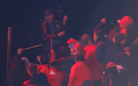 La barra del Rojo acorraló a una decena de hinchas que quedaron en la tribuna visitante.