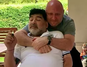El histórico amigo del Diez rompió el silencio tras el acuerdo judicial con el periodista, que lo había acusado de llevarle droga a Diego