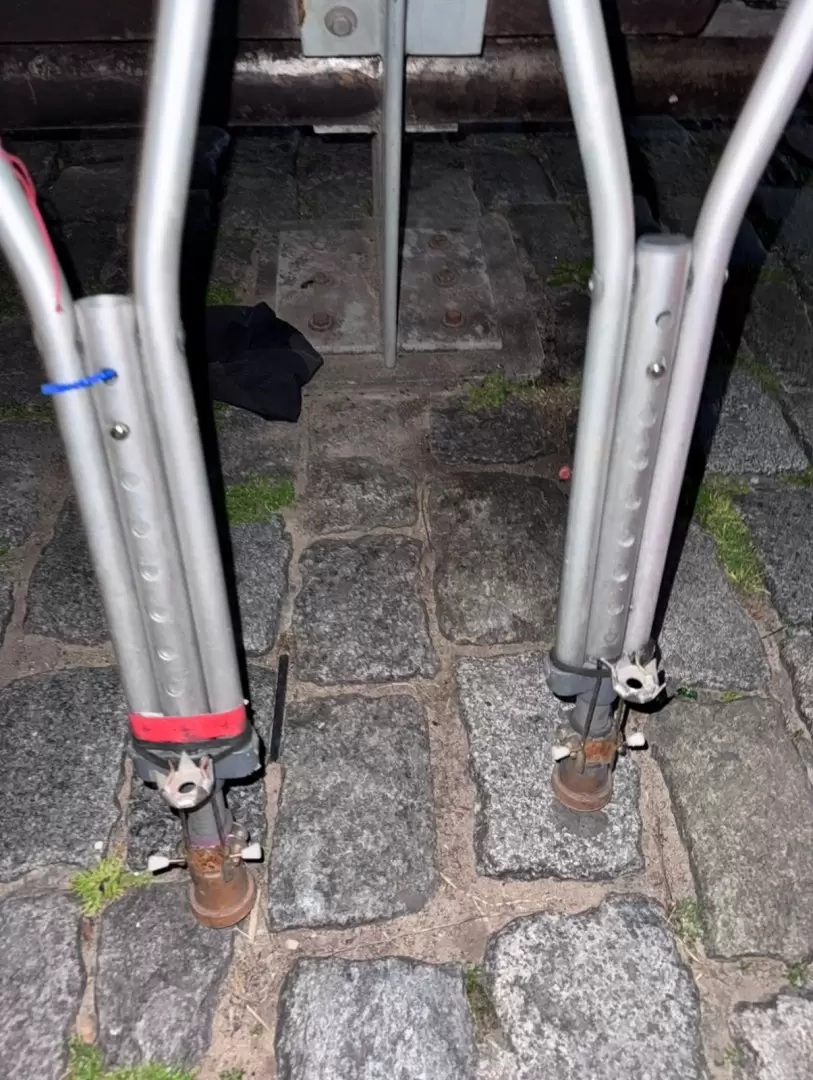 La Polica niega que se trate de un vendedor y "alega que tena pas adosadas en las muletas"