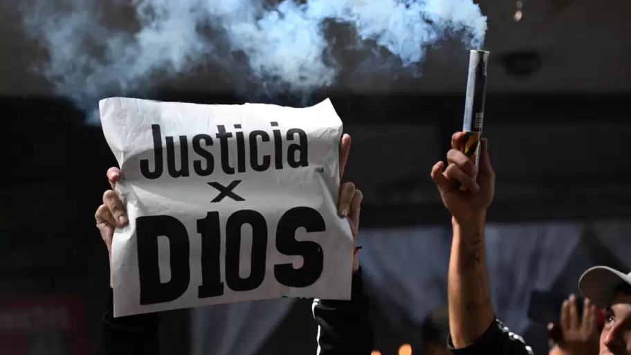 Los hinchas siguen pidiendo justicia por la muerte del Diego
