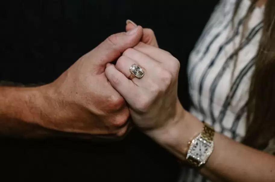 Taylor Swift presumi su anillo de compromiso