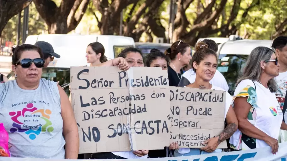 Algunas de las vecinas que se manifestaron en contra de las coimas en ANDIS