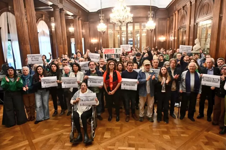 La foto de la solidaridad con Biasi tras su rechazo al procesamiento por antisemitismo.
