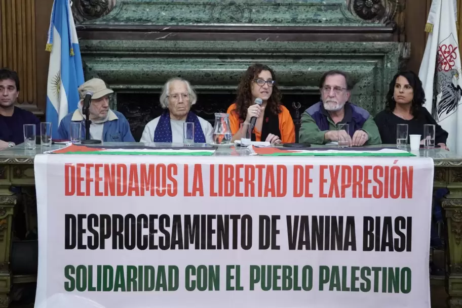 Vanina Biasi estuvo acompaada por figuras como el actor Norman Briski, el nobel de la paz Adolfo Prez Esquivel y la diputada nacional Lorena Pokoik.