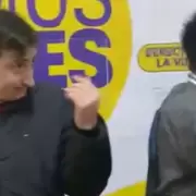 Violencia en Derecho: libertarios vandalizaron una mesa de la militancia peronista y terminaron a las pias