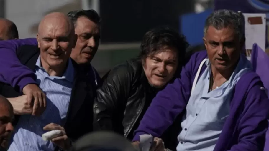 El momento en el que la camioneta del presidente reciba el impacto de un cascotazo