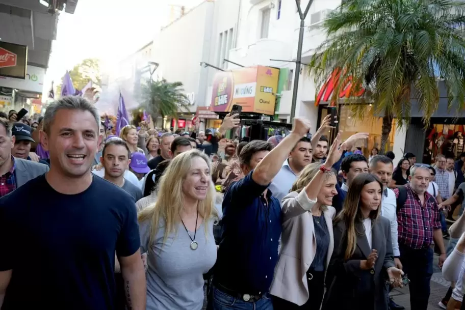 Martn Menem y Karina Milei slo pudieron caminar unos minutos por el repudio de la gente en la caravana que hicieron en Corrientes.