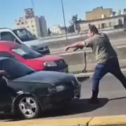 La doctrina Bullrich los pone violentos: un polica de la Federal apunt a ciudadanos en plena General Paz