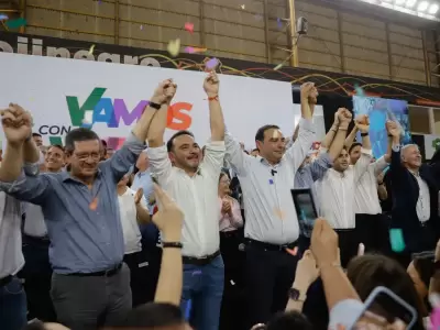 El gobernador electo de Corrientes, Juan Pablo Valds, y el saliente, Gustavo Valds, tomados de la mano tras el triunfo.