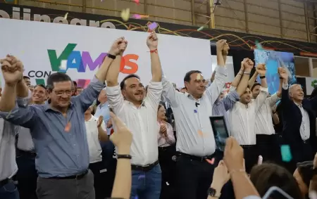 El gobernador electo de Corrientes, Juan Pablo Valds, y el saliente, Gustavo Valds, tomados de la mano tras el triunfo.