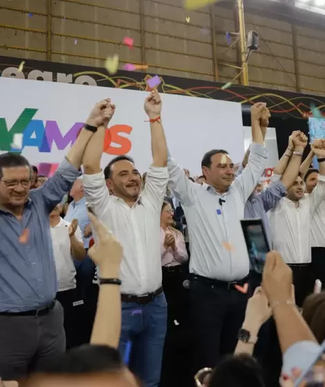 El gobernador electo de Corrientes, Juan Pablo Valds, y el saliente, Gustavo Valds, tomados de la mano tras el triunfo.