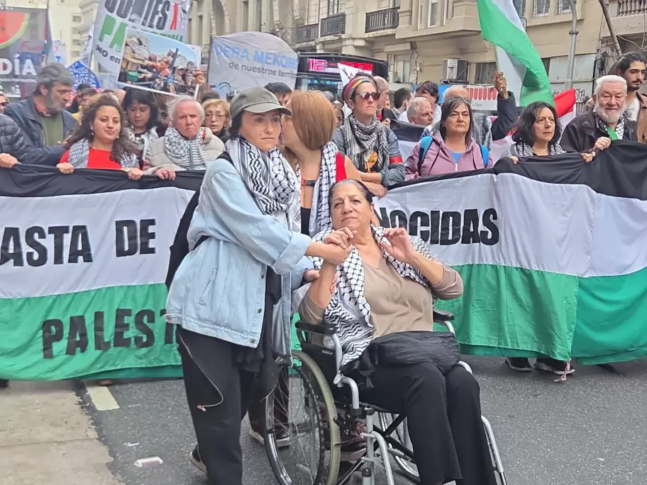 Tilda Rabi a la cabeza de la movilizacin portea contra el genocidio en Palestina.
