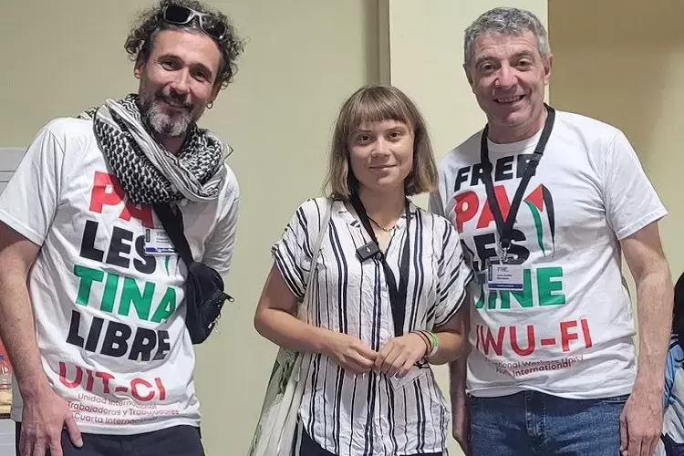 El diputado nacional Juan Carlos Giordano con Greta Thunberg antes de partir a Gaza con la Global Sumud Flotilla de ayuda humanitaria.