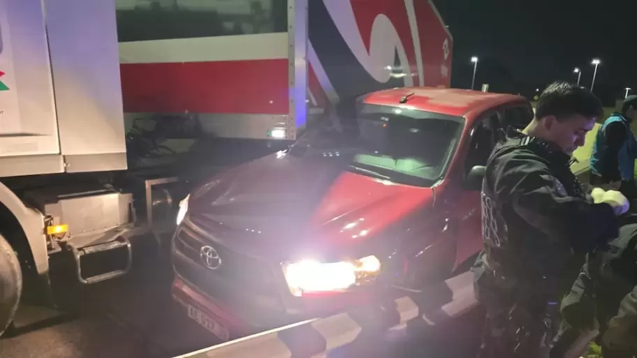 La Toyota Hilux que choc contra el camin en la autopista Cmpora cuando intentaba huir de la Polica.