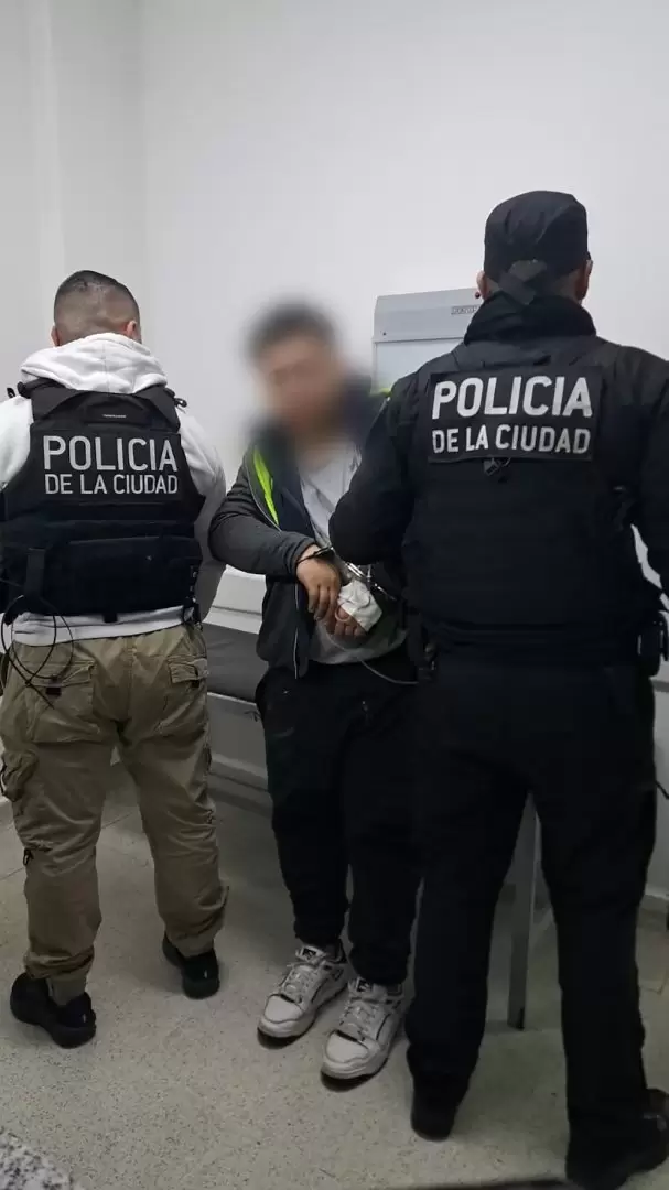 El detenido que iba en la Toyota Hilux que choc contra el camin en la autopista Cmpora cuando intentaba huir de la Polica.