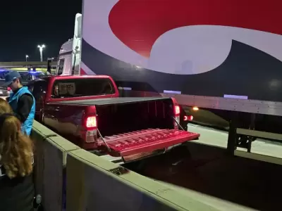 La Toyota Hilux que choc contra el camin en la autopista Cmpora cuando intentaba huir de la Polica.