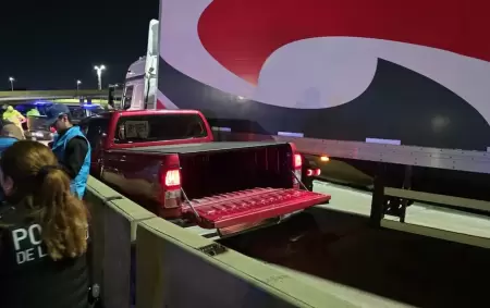 La Toyota Hilux que choc contra el camin en la autopista Cmpora cuando intentaba huir de la Polica.