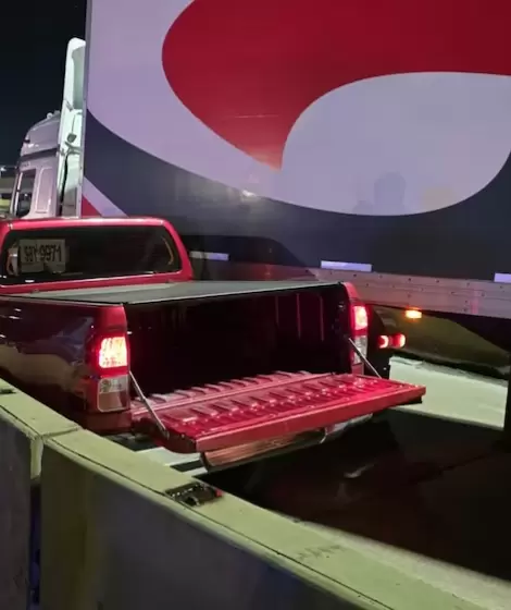 La Toyota Hilux que choc contra el camin en la autopista Cmpora cuando intentaba huir de la Polica.